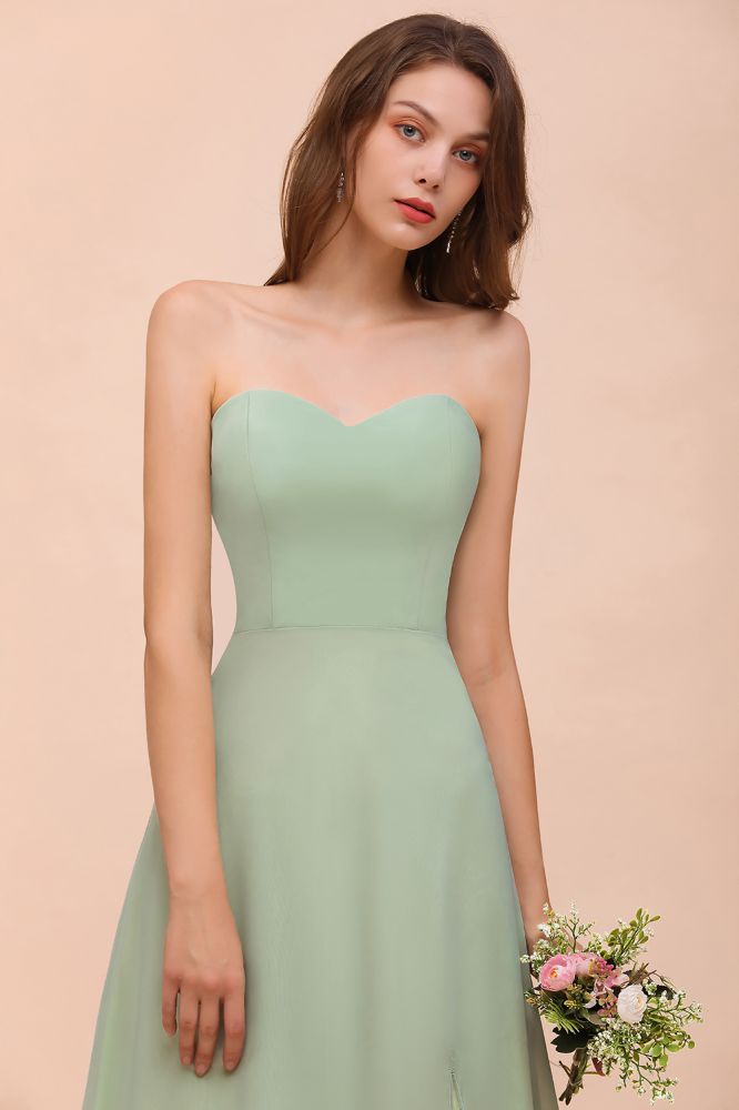 Robe de demoiselle d'honneur élégante et longue, bustier en mousseline, style formel.