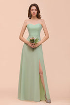 Robe de demoiselle d'honneur élégante et longue, bustier en mousseline, style formel.