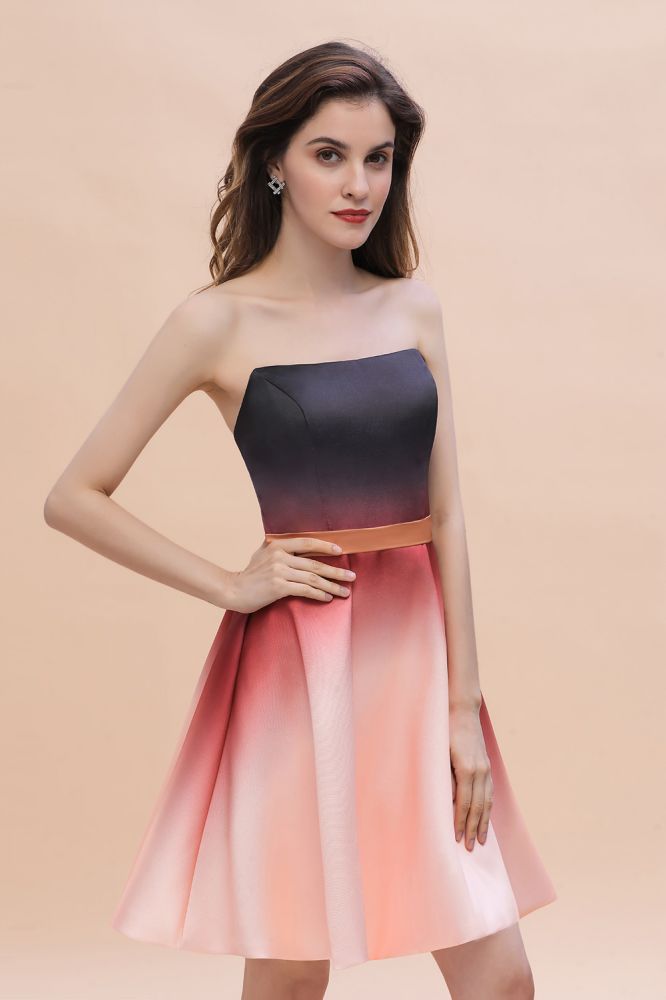 Vestido corto de fiesta sin tirantes de satén degradado, largo hasta la rodilla, ideal para baile de bienvenida.