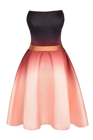 Vestido corto de fiesta sin tirantes de satén degradado, largo hasta la rodilla, ideal para baile de bienvenida.