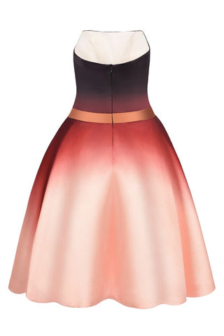 Vestido corto de fiesta sin tirantes de satén degradado, largo hasta la rodilla, ideal para baile de bienvenida.