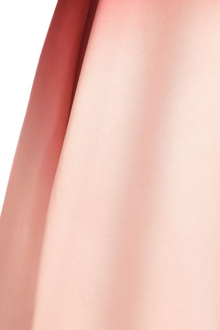 Vestido corto de fiesta sin tirantes de satén degradado, largo hasta la rodilla, ideal para baile de bienvenida.