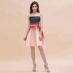 Vestido corto de fiesta sin tirantes de satén degradado, largo hasta la rodilla, ideal para baile de bienvenida.