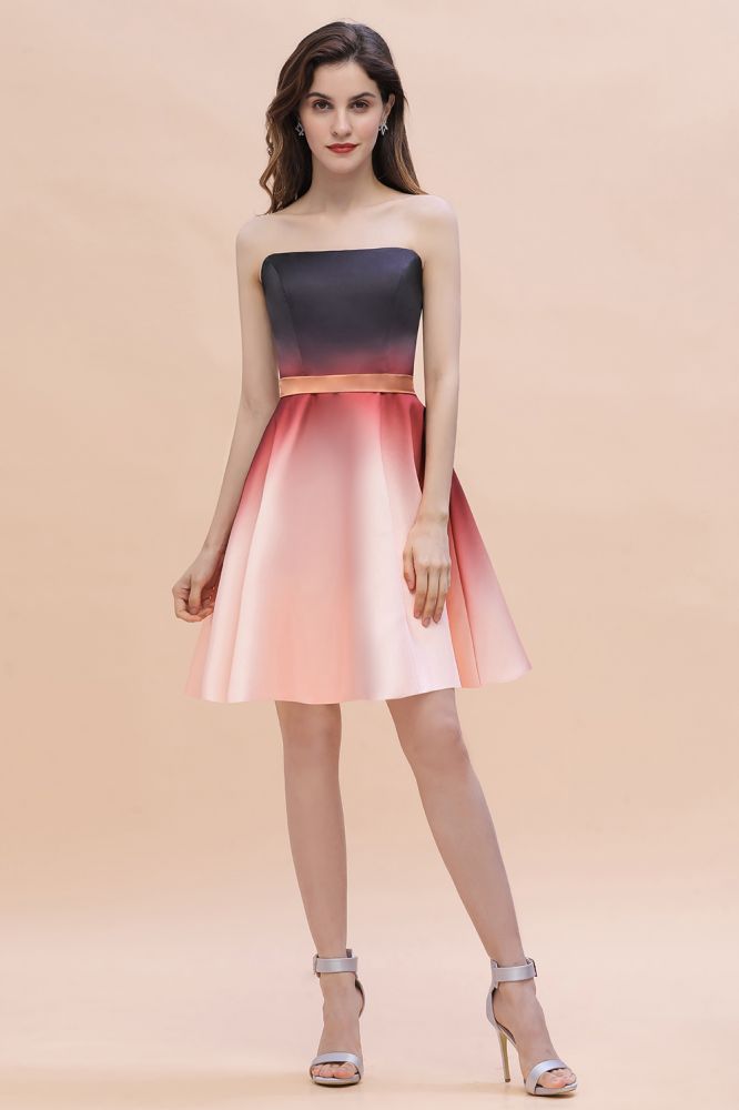 Vestido corto de fiesta sin tirantes de satén degradado, largo hasta la rodilla, ideal para baile de bienvenida.