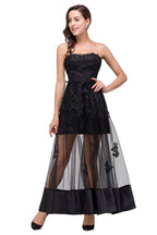 Robe de bal noire bustier, longueur genou, coupe trapèze, lacée et ornée d'appliques