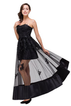 Robe de bal noire bustier, longueur genou, coupe trapèze, lacée et ornée d'appliques