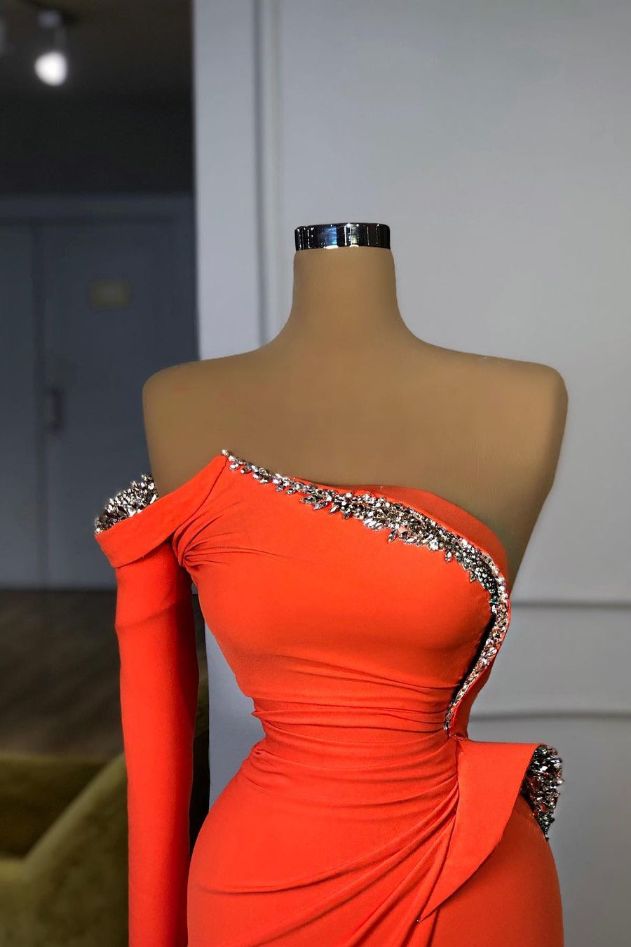 Robe de bal longue orange à sequins sans bretelles, manches longues