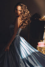 Vestidos de graduación largos hasta el suelo, sin tirantes, de satén, corte en A, sin mangas y con volantes