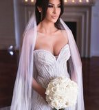 Vestido de novia de sirena sin tirantes con escote corazón, cuentas, apliques de tul y falda nupcial