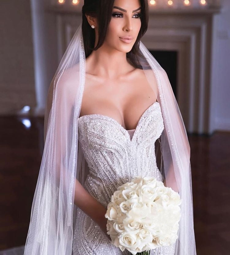 Vestido de novia de sirena sin tirantes con escote corazón, cuentas, apliques de tul y falda nupcial