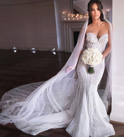 Vestido de novia de sirena sin tirantes con escote corazón, cuentas, apliques de tul y falda nupcial