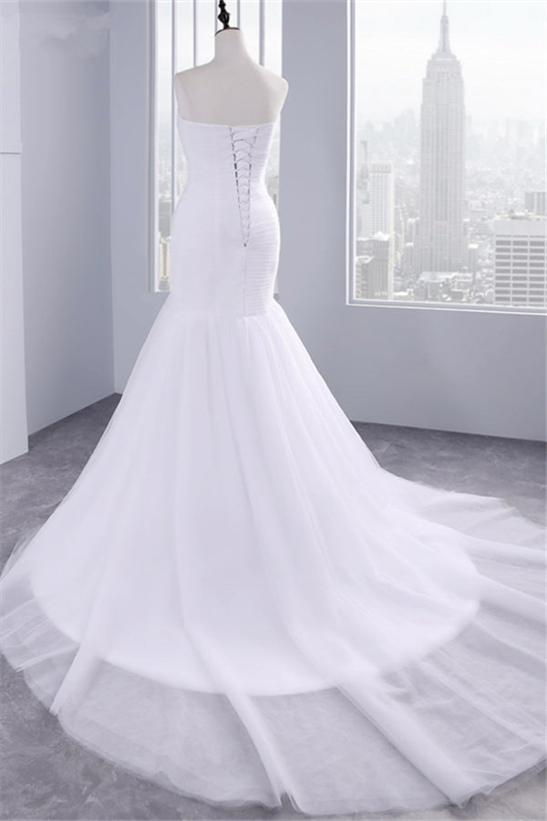 Vestido de novia de sirena sin tirantes con escote corazón, encaje y tul sin volantes.