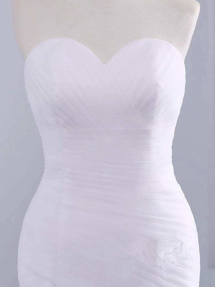 Vestido de novia de sirena sin tirantes con escote corazón, encaje y tul sin volantes.
