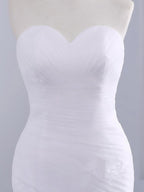 Vestido de novia de sirena sin tirantes con escote corazón, encaje y tul sin volantes.