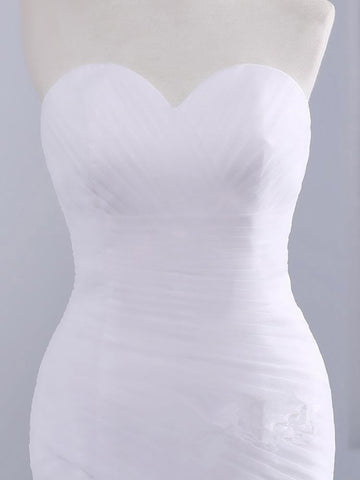 Vestido de novia de sirena sin tirantes con escote corazón, encaje y tul sin volantes.