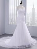 Vestido de novia de sirena sin tirantes con escote corazón, encaje y tul sin volantes.