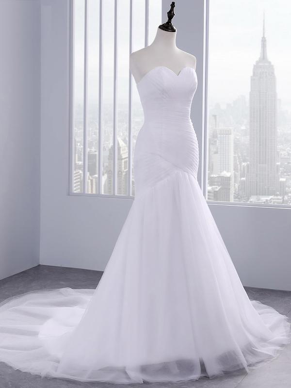 Vestido de novia de sirena sin tirantes con escote corazón, encaje y tul sin volantes.