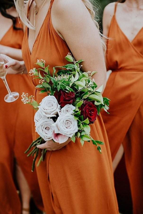 Robe de demoiselle d'honneur orange en mousseline de soie, coupe trapèze, col en V et fente, à bretelles, référence BD064