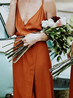 Robe de demoiselle d'honneur orange en mousseline de soie, coupe trapèze, col en V et fente, à bretelles, référence BD064