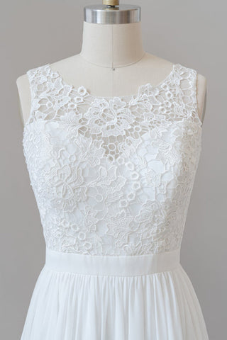 Vestido de novia bohemio de encaje con tirantes y corte en A