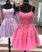 Vestido corto de fiesta azul con tirantes y apliques de encaje PD424