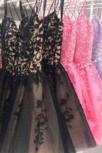 Vestido corto de fiesta azul con tirantes y apliques de encaje PD424