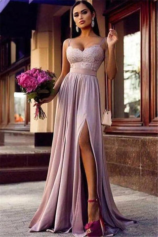 Vestido de fiesta largo, elegante y formal, con tirantes, encaje y abertura, sin mangas, color lavanda.