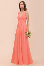 Robe de demoiselle d'honneur longue à bretelles et col en V, idéale pour un mariage ou une cérémonie.