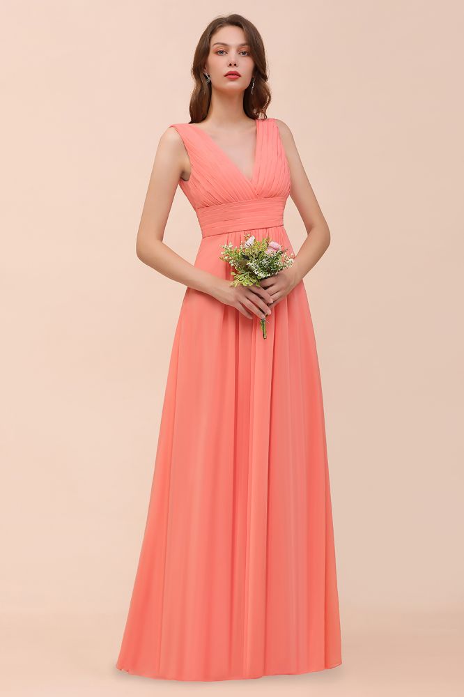Robe de demoiselle d'honneur longue à bretelles et col en V, idéale pour un mariage ou une cérémonie.