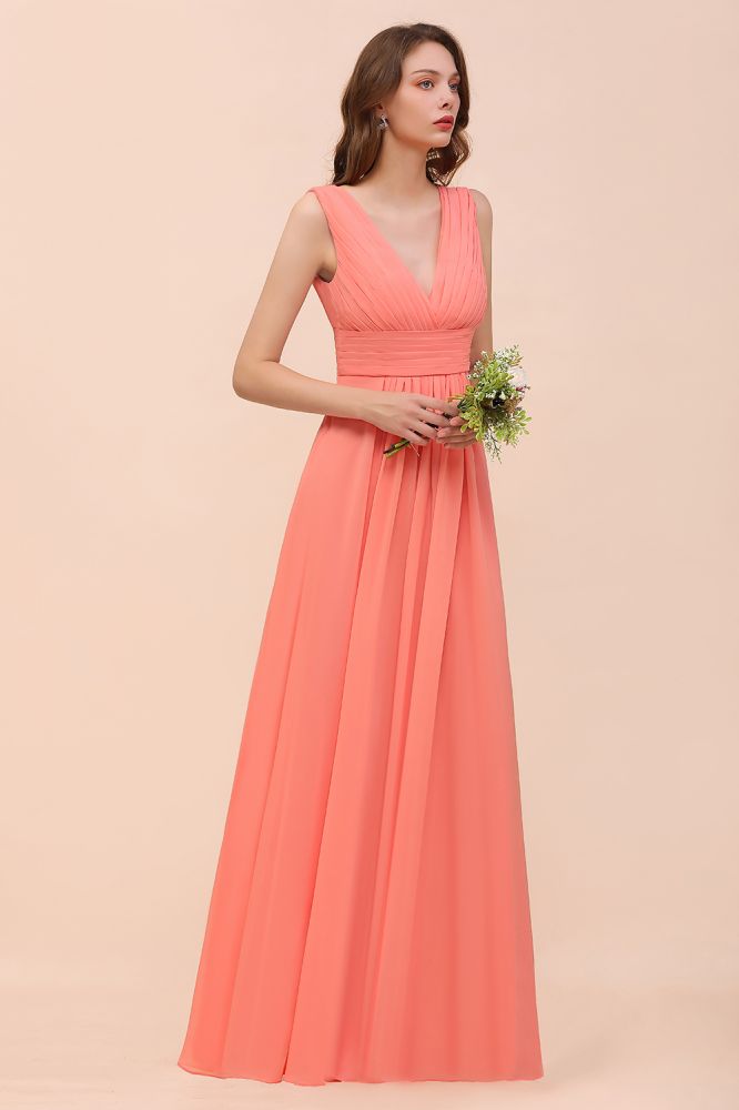 Robe de demoiselle d'honneur longue à bretelles et col en V, idéale pour un mariage ou une cérémonie.
