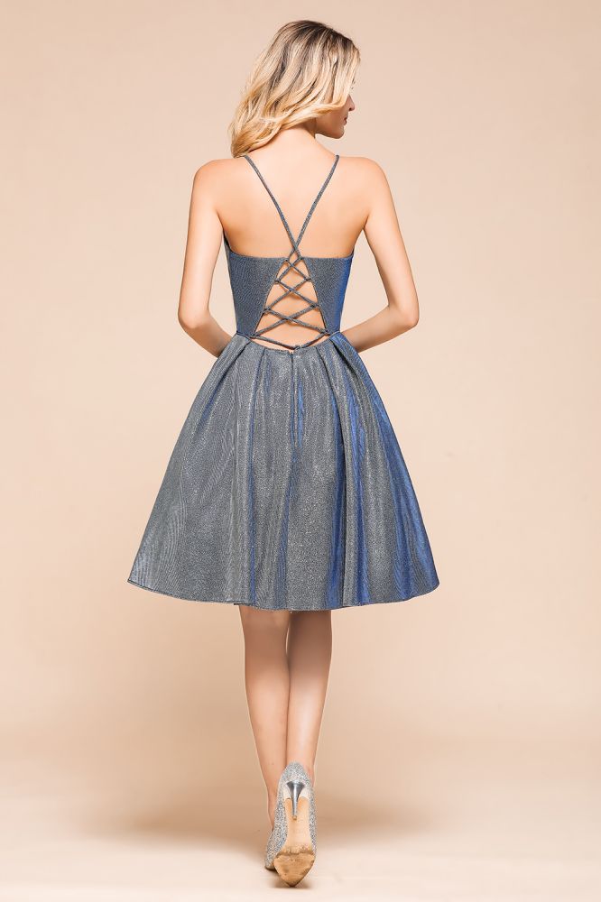 Robe de soirée courte en soie brillante à double col en V, sans manches, idéale pour un bal de fin d'année.