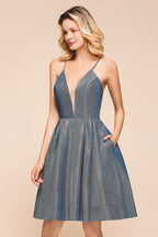 Robe de soirée courte en soie brillante à double col en V, sans manches, idéale pour un bal de fin d'année.