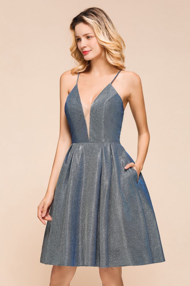Robe de soirée courte en soie brillante à double col en V, sans manches, idéale pour un bal de fin d'année.