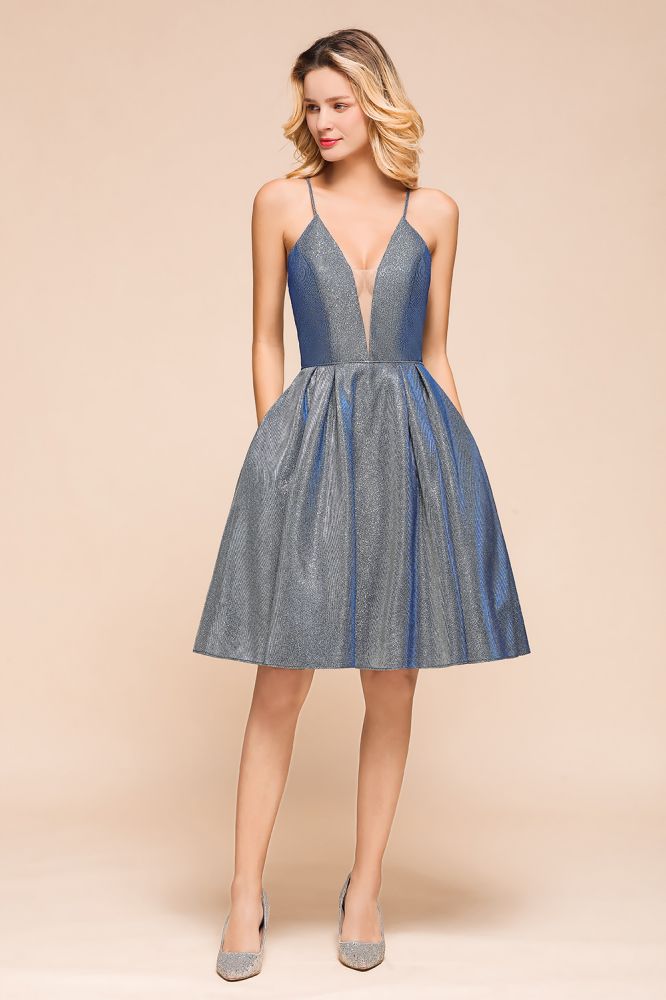 Robe de soirée courte en soie brillante à double col en V, sans manches, idéale pour un bal de fin d'année.