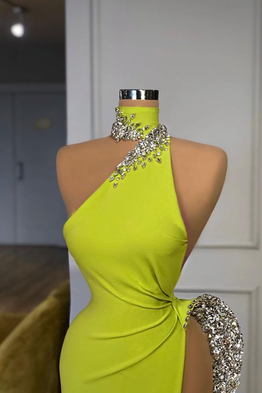 Robe de soirée longue triangle jaune gingembre sublime, décolleté plongeant et élégante.