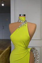 Robe de soirée longue triangle jaune gingembre sublime, décolleté plongeant et élégante.
