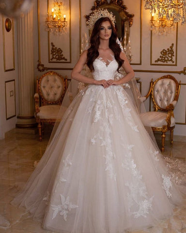 Impresionante vestido de novia largo de corte barco, corte en A, de tul con apliques de encaje.