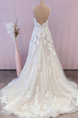 Impresionante vestido de novia largo de corte A con tirantes finos, apliques de encaje y tul