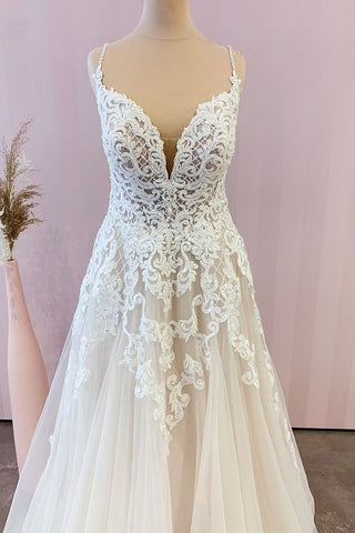 Impresionante vestido de novia largo de corte A con tirantes finos, apliques de encaje y tul
