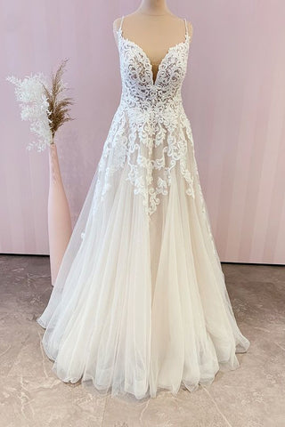Impresionante vestido de novia largo de corte A con tirantes finos, apliques de encaje y tul
