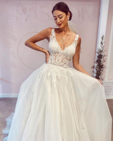 Impresionante vestido de novia largo de corte A, escote en V, espalda descubierta y apliques de encaje.