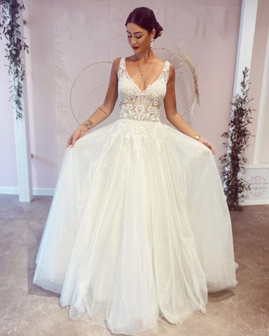 Impresionante vestido de novia largo de corte A, escote en V, espalda descubierta y apliques de encaje.