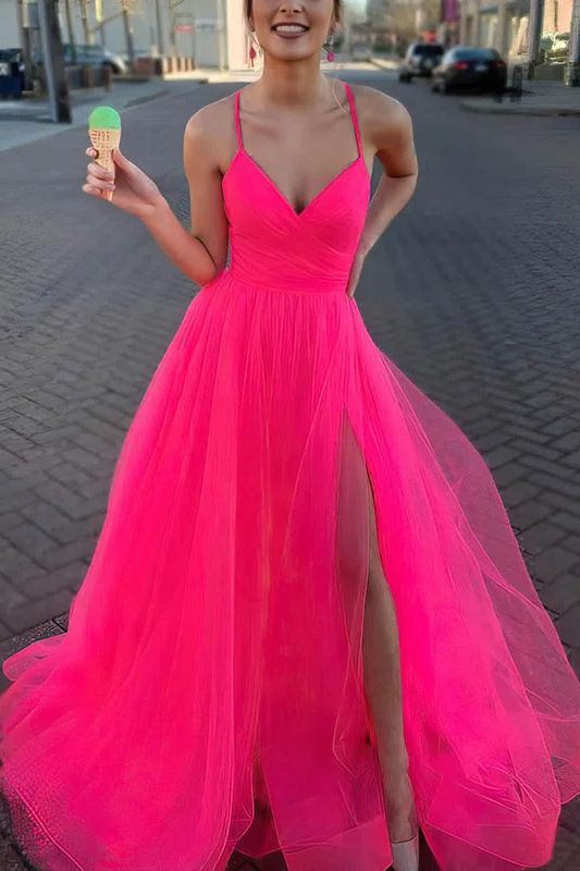 Magnifique robe de bal longue en tulle, coupe trapèze, décolleté en V, fines bretelles et fente.