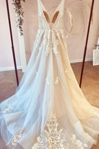 Impresionante vestido de novia largo de corte A con escote en V, tul y encaje floral