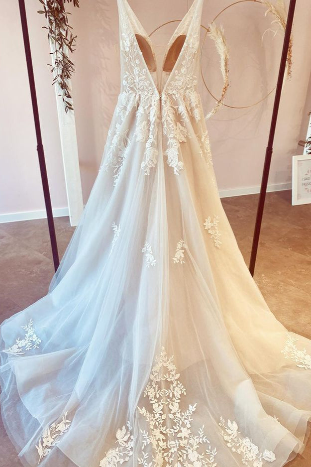 Impresionante vestido de novia largo de corte A con escote en V, tul y encaje floral