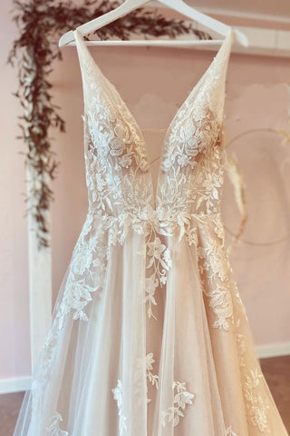 Impresionante vestido de novia largo de corte A con escote en V, tul y encaje floral