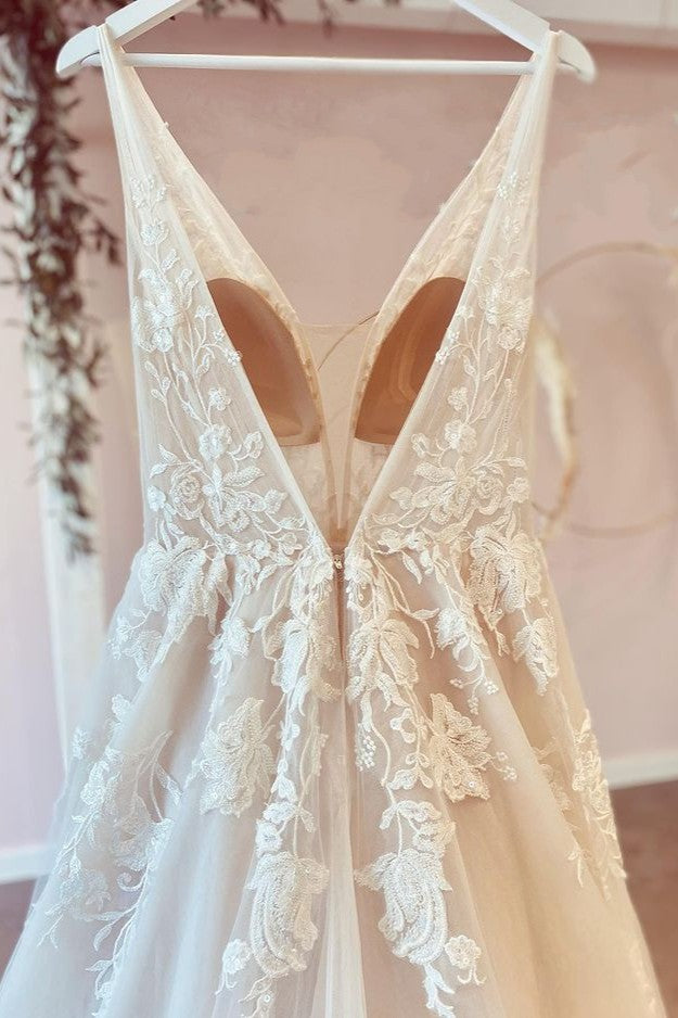 Impresionante vestido de novia largo de corte A con escote en V, tul y encaje floral