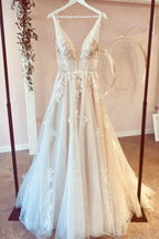 Impresionante vestido de novia largo de corte A con escote en V, tul y encaje floral