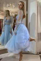 Superbe robe de bal longue bleue en tulle à manches longues et décolleté en cœur avec paillettes