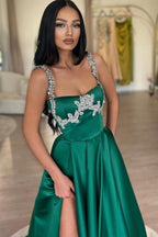 Impresionante vestido largo de fiesta verde oscuro, corte en A, sin mangas, con pedrería y satén con abertura